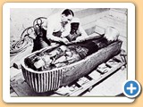 7.Howard Carter analizando el sarcófago de Tutankamon